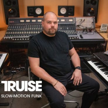 spotlight-tutorial-–-com-truise-announces-new-course-on-soundfly-–-mid-fi-synthwave-slow-motion-funk