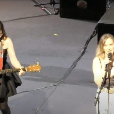 watch-liz-phair-&-lisa-loeb-cover-the-verve’s-“bittersweet-symphony”-at-gen-x-festival