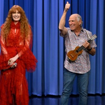 florence-and-the-machine-performs,-chats,-sings-“margaritaville”-with-jimmy-buffett-on-fallon:-watch