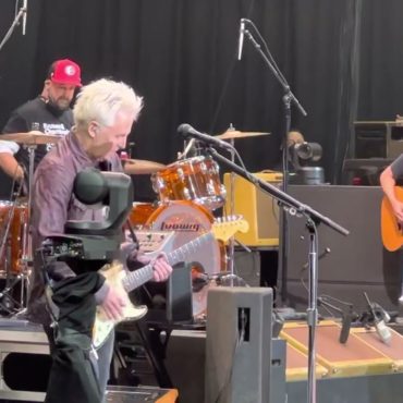 watch-a-fan-fill-in-as-pearl-jam-drummer-misses-first-show-in-24-years-due-to-covid