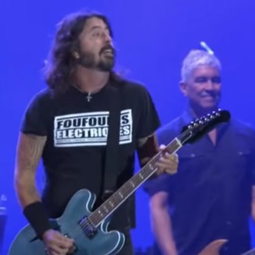 pat-smear-emotional-photo-stuns-foo-fighters-fans