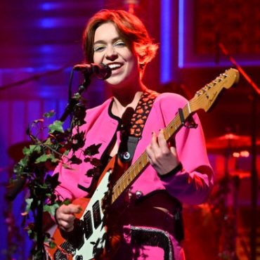 snail-mail-performs-“glory”-on-fallon:-watch