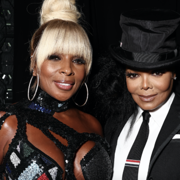 watch-janet-jackson-present-mary-j.-blige-with-icon-award-at-the-2022-billboard-music-awards