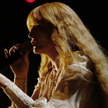 florence-and-the-machine-perform-“my-love”-at-the-2022-billboard-music-awards:-watch