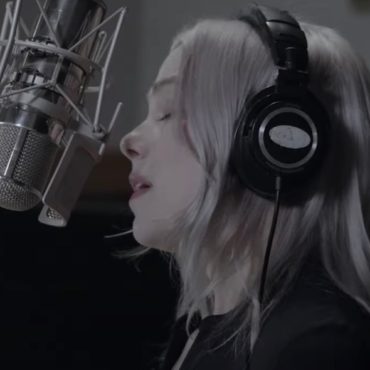 phoebe-bridgers-shares-new-“sidelines”-video:-watch