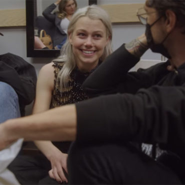 phoebe-bridgers-shares-new-video-for-“sidelines”