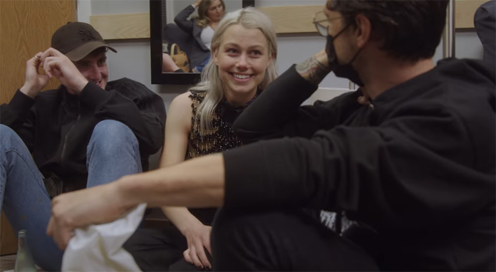 phoebe-bridgers-shares-new-video-for-“sidelines”