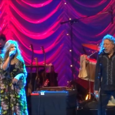 watch-alison-krauss-&-robert-plant-play-led-zeppelin’s-“rock-and-roll”-live-for-the-first-time