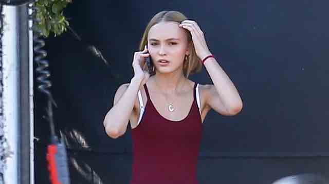 johnny-depp-daughter-shows-abs-in-pool-photo