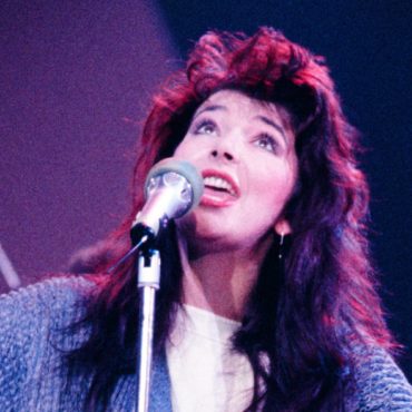 kate-bush-makes-rare-statement-on-stranger-things’-use-of-“running-up-that-hill”