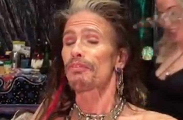 steven-tyler-daughter-reveals-bedroom-photo