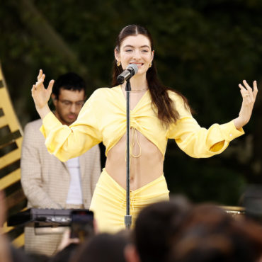 watch-lorde-cover-bananarama’s-“cruel-summer”-at-primavera-sound