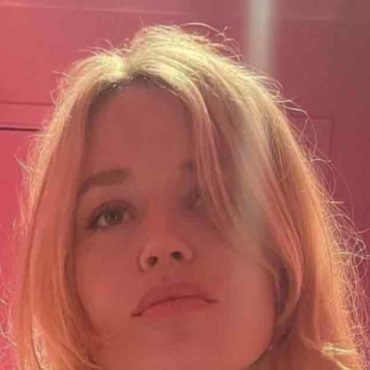 mick-jagger-daughter-rest-room-photos-leak