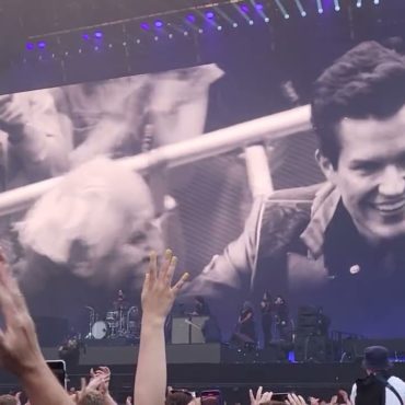 killers-fans-dropped-a-67-year-old-crowdsurfer,-but-he-got-to-meet-brandon-flowers