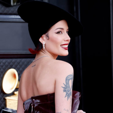 watch-halsey-cover-“running-up-that-hill”-at-gov-ball