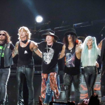 guns-n’-roses-lose-member-on-tour-in-photo