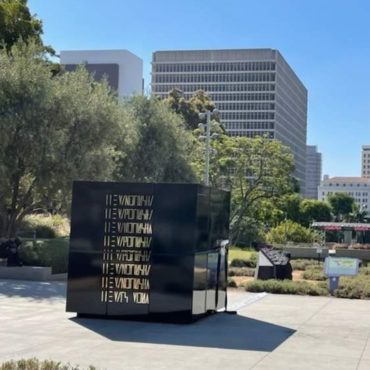 mars-volta-tease-first-new-music-since-2012-in-la-park-cube-installation