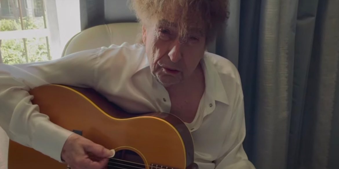 watch-bob-dylan-sing-“happy-birthday”-for-brian-wilson’s-80th