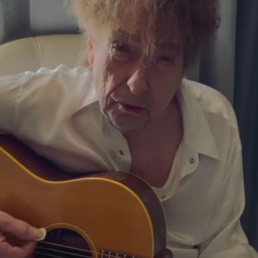 watch-bob-dylan-sing-“happy-birthday”-for-brian-wilson’s-80th