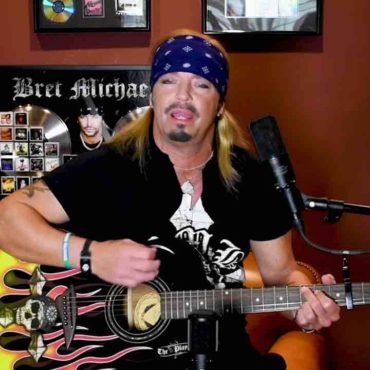 bret-michaels-gets-in-trouble-on-motley-crue-tour