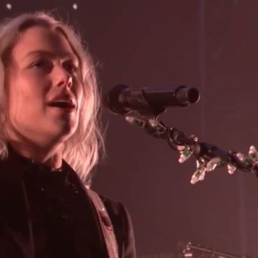 watch-phoebe-bridgers-lead-a-“fuck-the-supreme-court”-chant-at-glastonbury