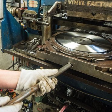 new-vinyl-pressing-plant-from-mofi-and-music-direct-to-open-in-california