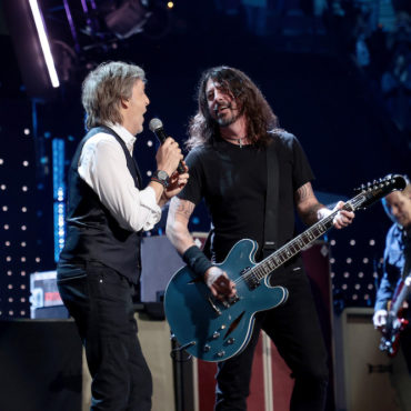 watch-dave-grohl-&-bruce-springsteen-join-paul-mccartney-onstage-at-glastonbury