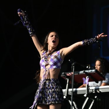 olivia-rodrigo-&-lily-allen-sing-“fuck-you”-to-supreme-court-at-glastonbury