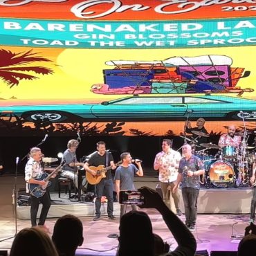 watch-gin-blossoms,-toad-the-wet-sprocket,-&-barenaked-ladies-cover-traveling-wilburys’-“handle-with-care”