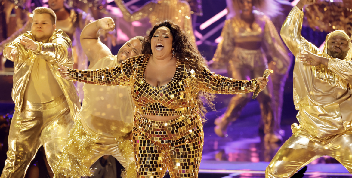 lizzo-performs-“about-damn-time”-at-2022-bet-awards:-watch