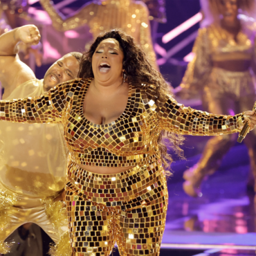 lizzo-performs-“about-damn-time”-at-2022-bet-awards:-watch