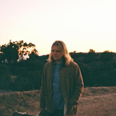 ty-segall-shares-a-cover-of-the-mantles’-“don’t-lie”-and-announces-australian-and-new-zealand-tour