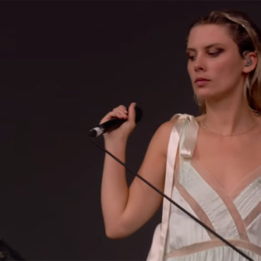 glastonbury-2022:-watch-performances-from-wolf-alice,-jessie-ware,-mitski,-haim,-foals,-and-more