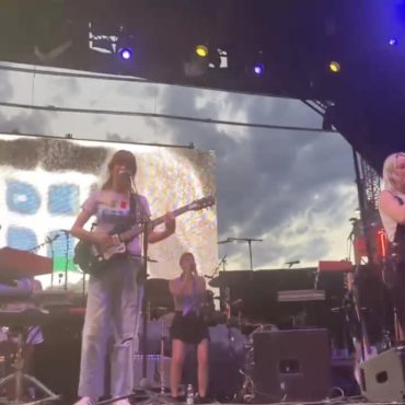 watch-phoebe-bridgers-join-clairo-on-“bags”-in-italy