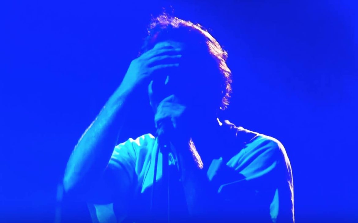 eddie-vedder-breaks-down-at-pearl-jam-show