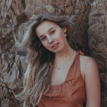 premiere:-sydney-rose-shares-new-ep,-‘you-never-met-me’-–-stream-it-below