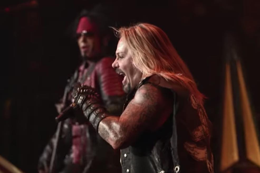 is-vince-neil-lip-syncing-with-motley-crue?