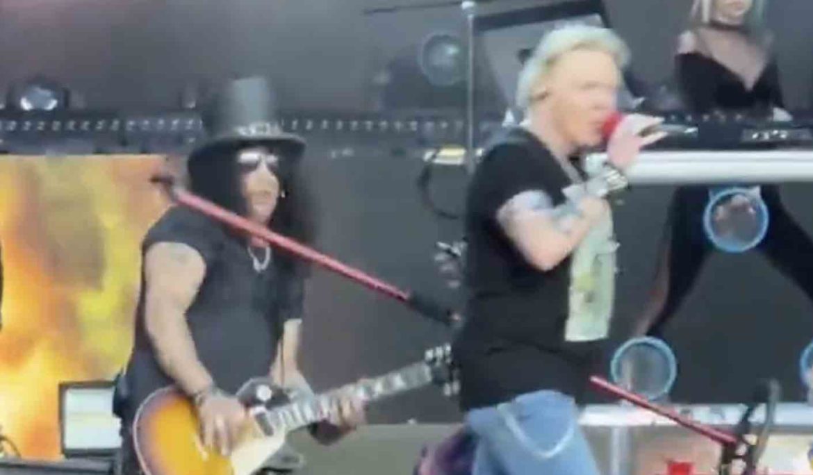 axl-rose-hits-slash-in-guns-n’-roses-show-video