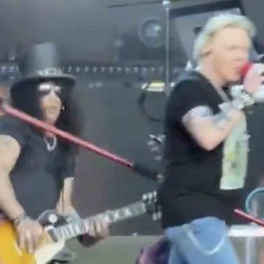 axl-rose-hits-slash-in-guns-n’-roses-show-video