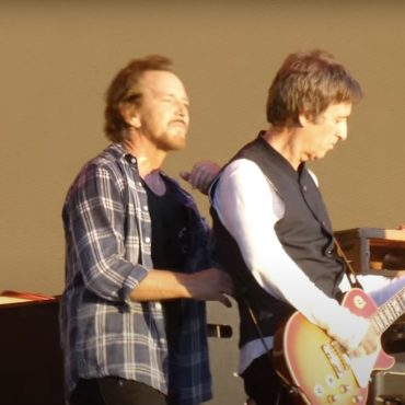 watch-pearl-jam-cover-neil-young-&-the-who-with-johnny-marr-at-hyde-park