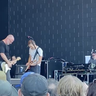 watch-ben-gibbard-play-“makes-no-sense-at-all”-with-bob-mould-in-milwaukee