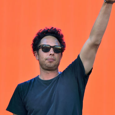 zack-de-la-rocha-injures-leg-at-second-ratm-reunion-show,-performs-sitting-down