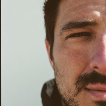 marcus-mumford-of-mumford-&-sons-announces-debut-solo-album,-shares-new-song-“cannibal”