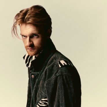 finneas-shares-new-video-for-new-single-“mona-lisa,-mona-lisa”