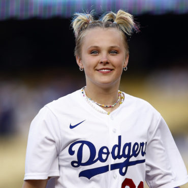 watch-jojo-siwa-hit-a-home-run-off-quavo-in-the-mlb-celebrity-softball-game