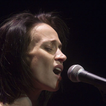 watch-fiona-apple-cover-charlie-rich’s-“the-most-beautiful-girl”