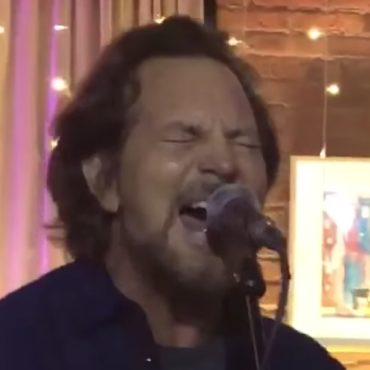 eddie-vedder-goes-after-angry-woman-in-video