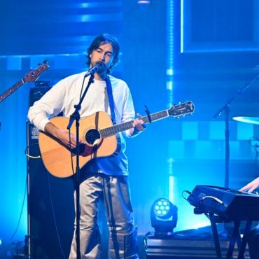 watch-alex-g-perform-“runner”-on-fallon