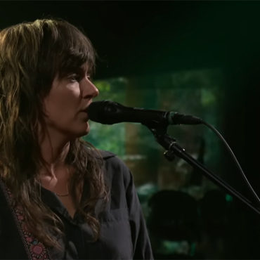 courtney-barnett-performs-“before-you-gotta-go”-on-“stephen-colbert”