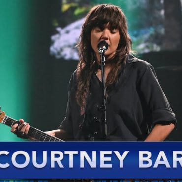 watch-courtney-barnett-play-a-great-“before-you-gotta-go”-on-colbert